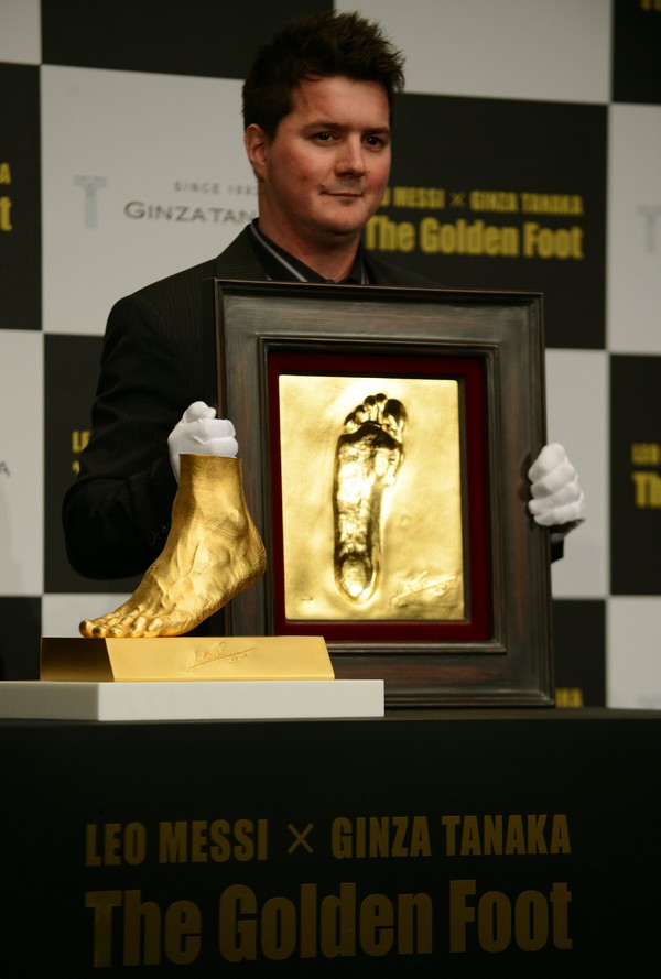 Dấu bàn chân Messi bằng vàng có giá 95.000 USD